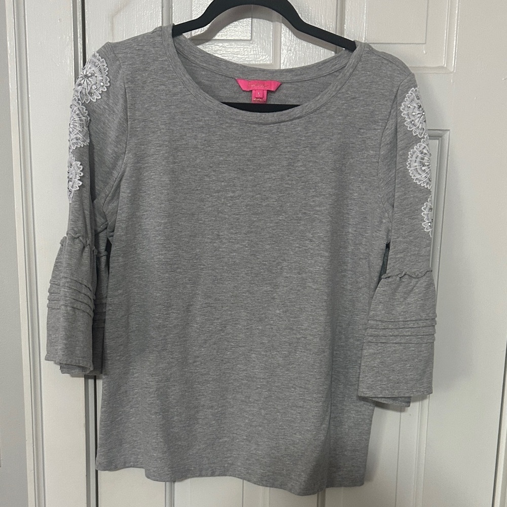 Lilly Pulitzer gray and white lace quarter sleeve popover size large